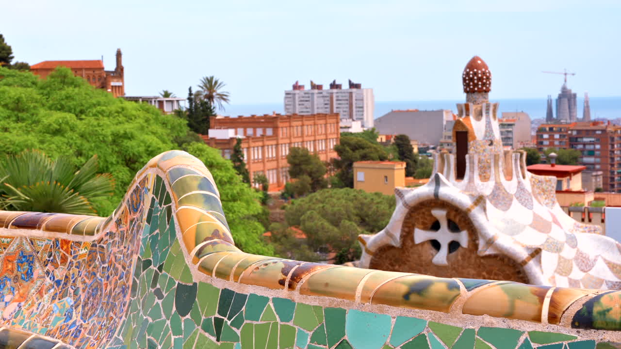 Barcellona, Spagna - 26 agosto 2022: vista degli elementi architettonici del Park Güell, situato sul Turó del Carmel