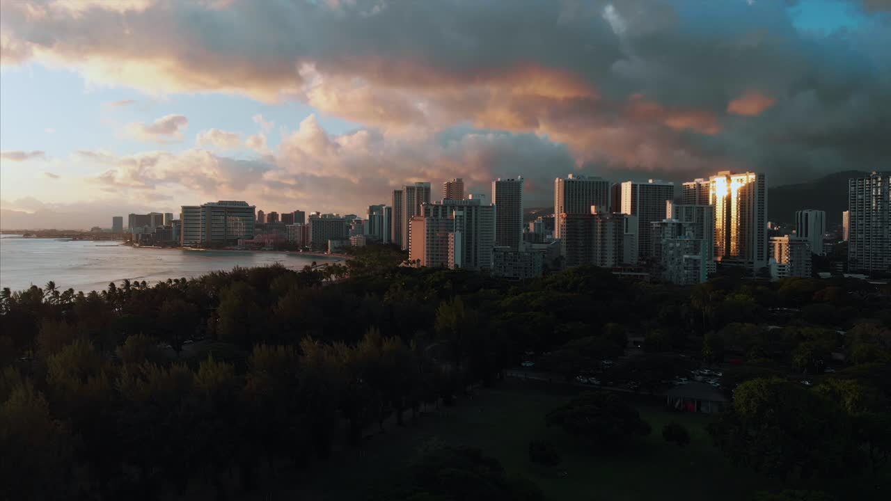 Imagens aéreas de drone de Honolulu, Havaí.
