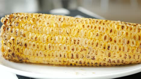 la mazorca de maíz en el plato de cerca ,