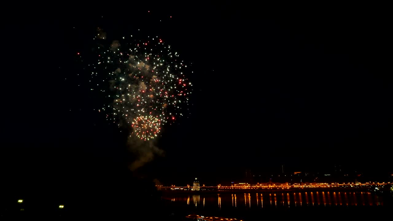 hermosos fuegos artificiales sobre la bahía