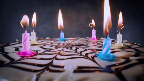 soplando velas en un pastel de cumpleaños