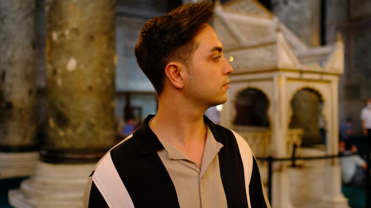 하기아 소피아 이스탄불의 내부를 조사하는 사람