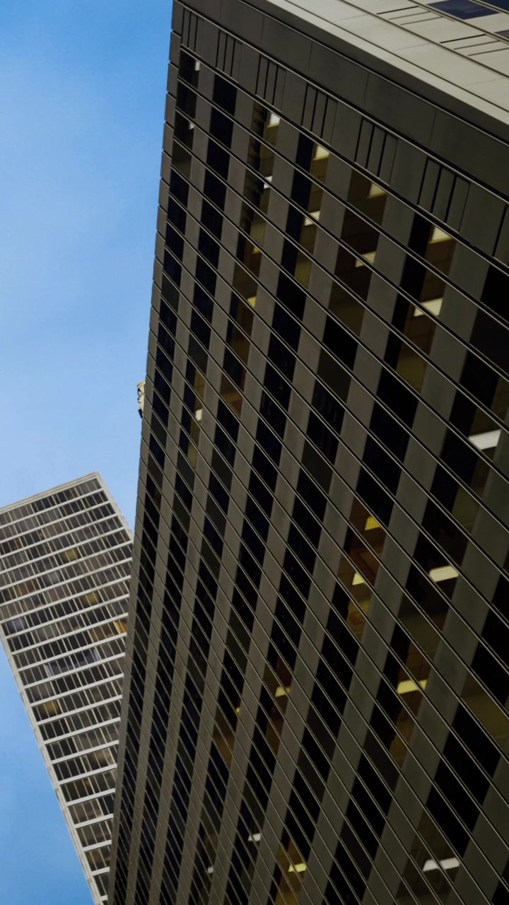 Edificios altos se elevan hacia el cielo en un paisaje urbano azul claro.