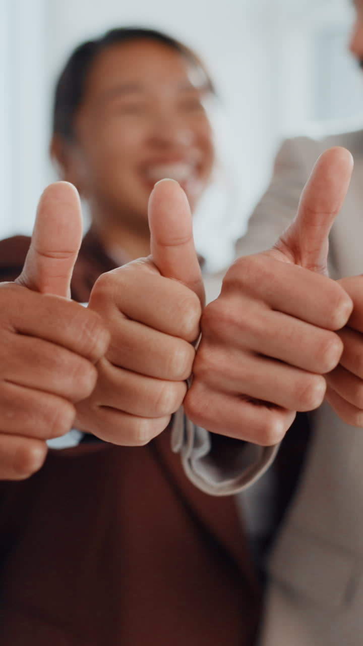 Gruppo di persone che alzano i pollici in segno di approvazione