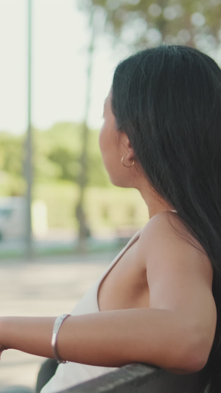 공원에서 앉아 있는 여자