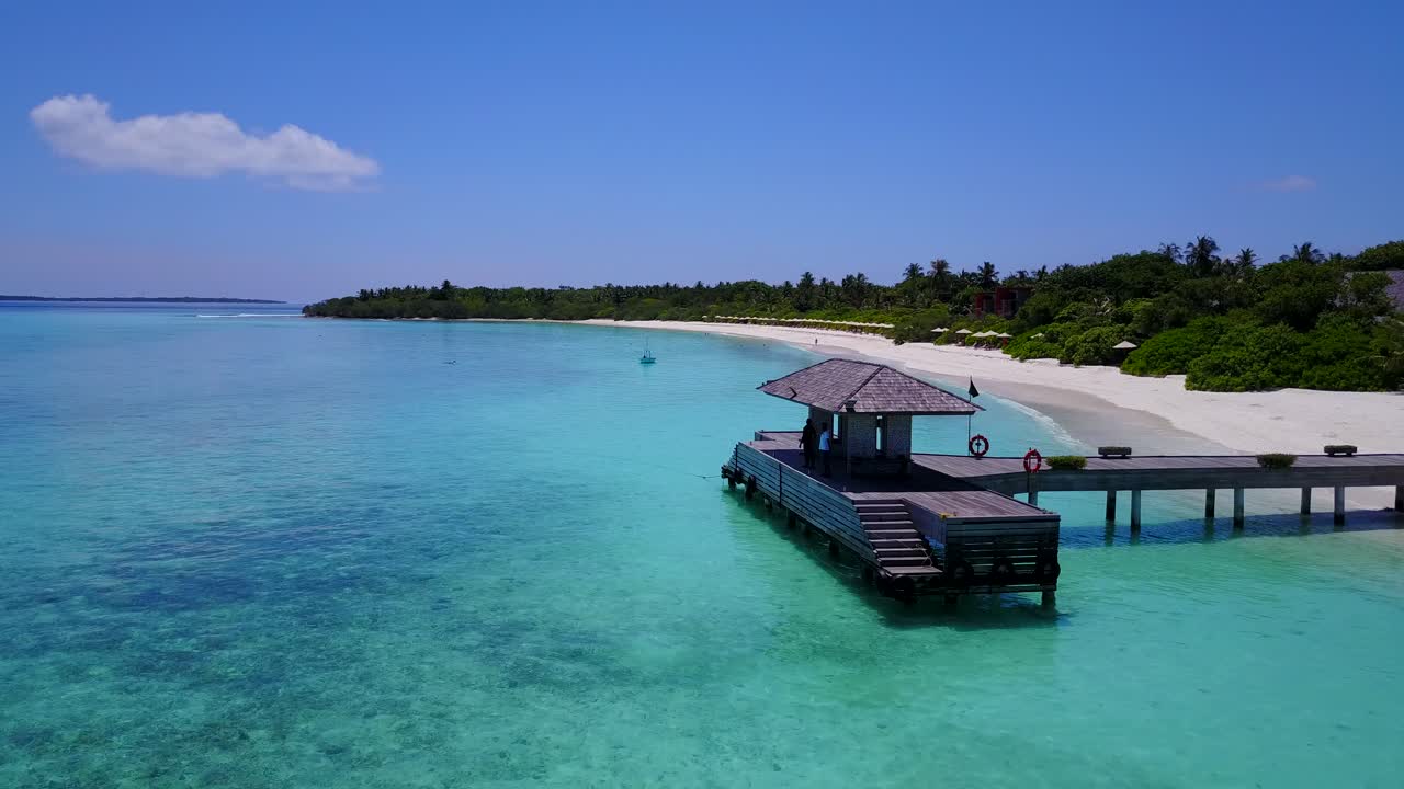 Turisti sul molo dell'isola delle Maldive.
