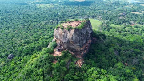 Luftbild-Drohnenlandschaft-Der-Alten-Felsenpalastfestung-Sigiriya-Im-Dambulla-Wald,-Menschen,-Die-Treppen-Hinaufsteigen,-Sri-Lanka,-Reise,-Urlaub,-Tourismus,-Asien