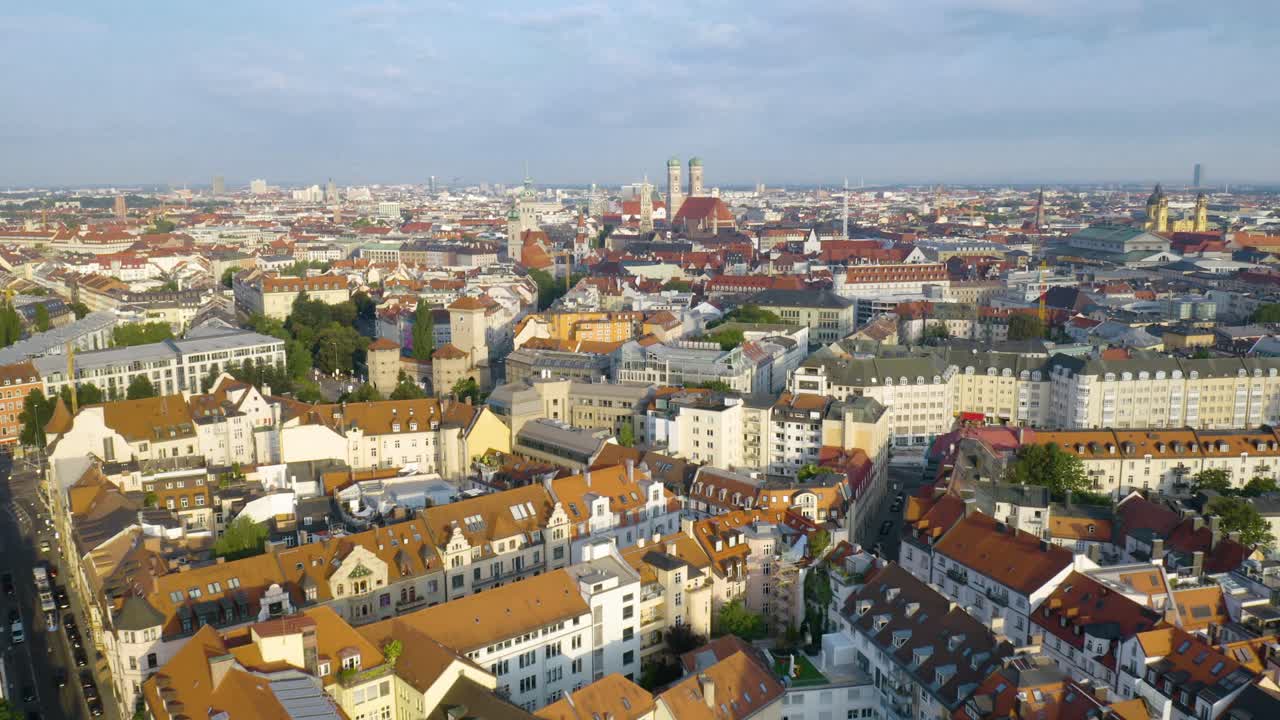 drone volando sobre el barrio de munich en un pintoresco día de verano