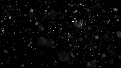 nieve en cámara lenta sobre un fondo negro