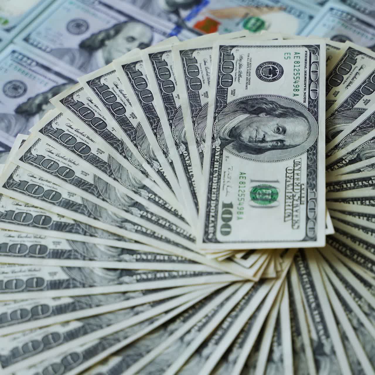 el fondo de los dólares. los billetes de cien dólares girando. el dinero de papel girando. los dólares estadounidenses de cientos en nominaciones.