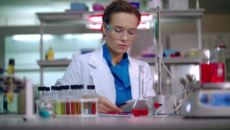mujer científica trabajando con una tableta científica. mujer científica usando una tableta pc
