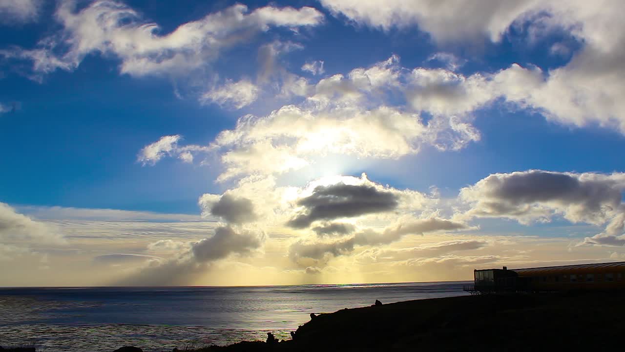 연구 기지를 배경으로 바다 위 구름의 움직임과 함께 타임랩스