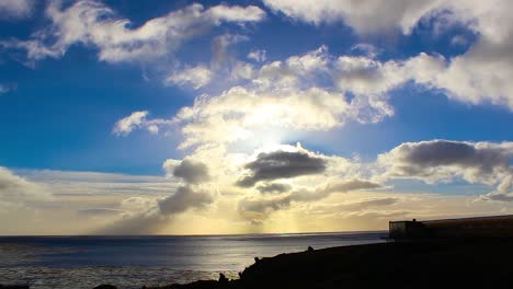 vueltas de tiempo con el movimiento de las nubes sobre el océano con una base de investigación en el fondo