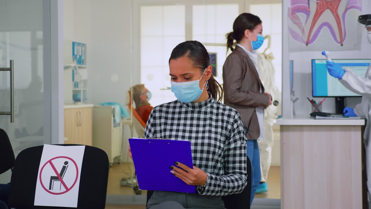 등록 양식에 얼굴 보호 마스크를 쓴 여성