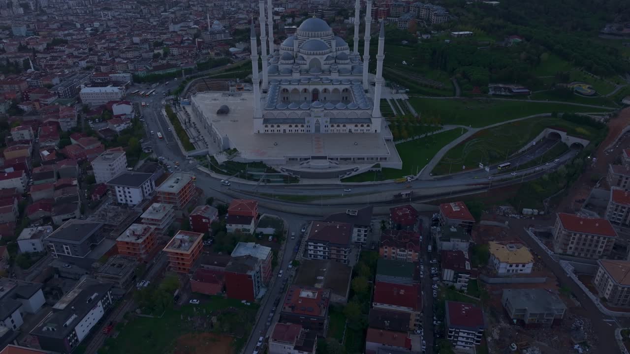 Vista all'alba della Grande Moschea di Camlica, Istanbul