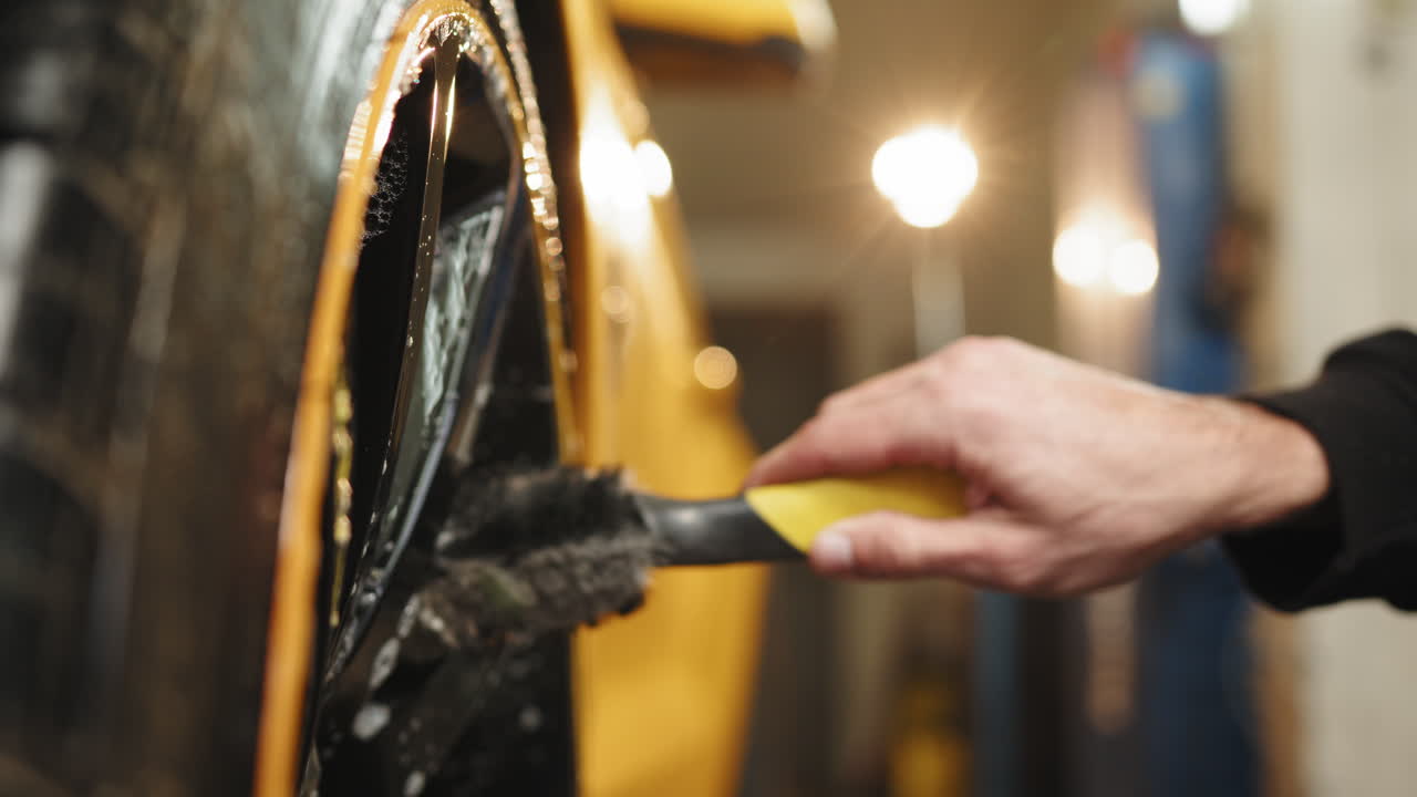 limpieza de ruedas y neumáticos de automóviles