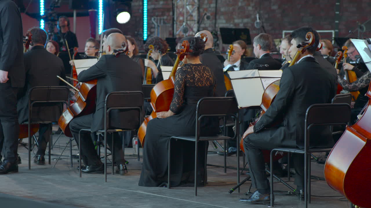 Orchestra che suona con violoncelli sul palco