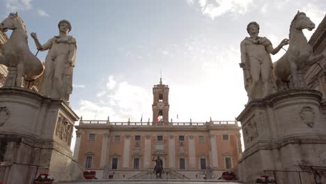 caminar por las escaleras que conducen a la colina capitolina y a los museos capitolinos ubicados en el centro de la ciudad de roma, capital de italia