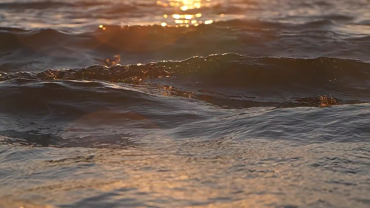 Onde oceaniche in movimento naturale, che catturano il flusso ritmico e la texture del mare. Perfetto per viaggi, relax, sfondi cinematografici, progetti marini e video naturalistici panoramici ad alta risoluzione