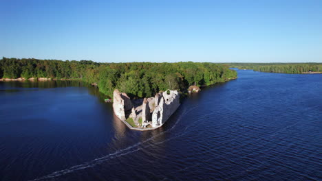 toma escénica de drones de las ruinas del castillo de koknese a continuación