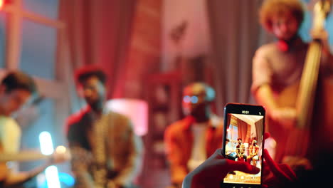 Filming-Music-Concert-with-Smartphone