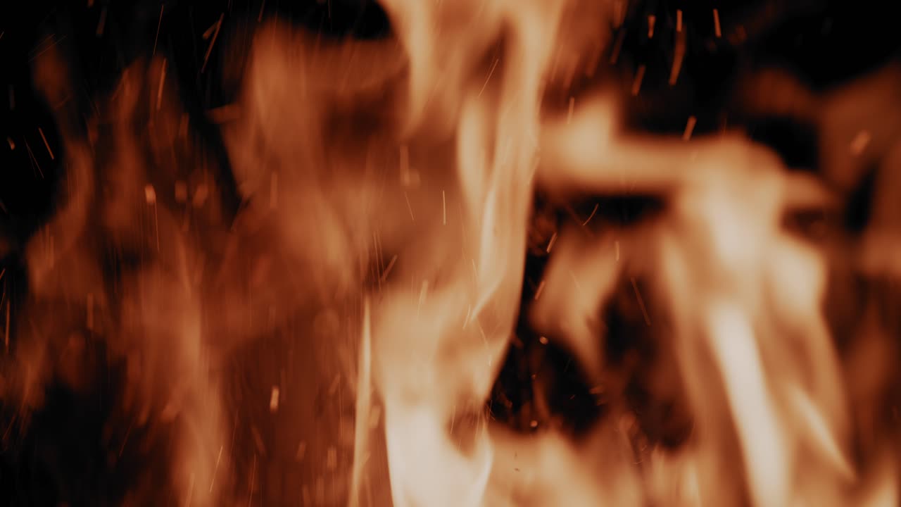 스파크와 검은 배경으로 타는 주황색 불