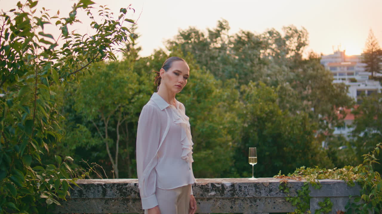 평온한 여자 냉동 발코니 고대 성 아름다운 녹색 나무를보고.