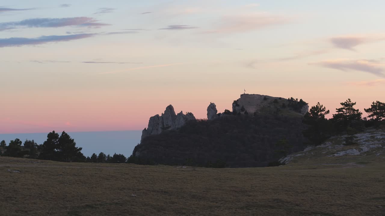 puesta de sol sobre las cimas de las montañas