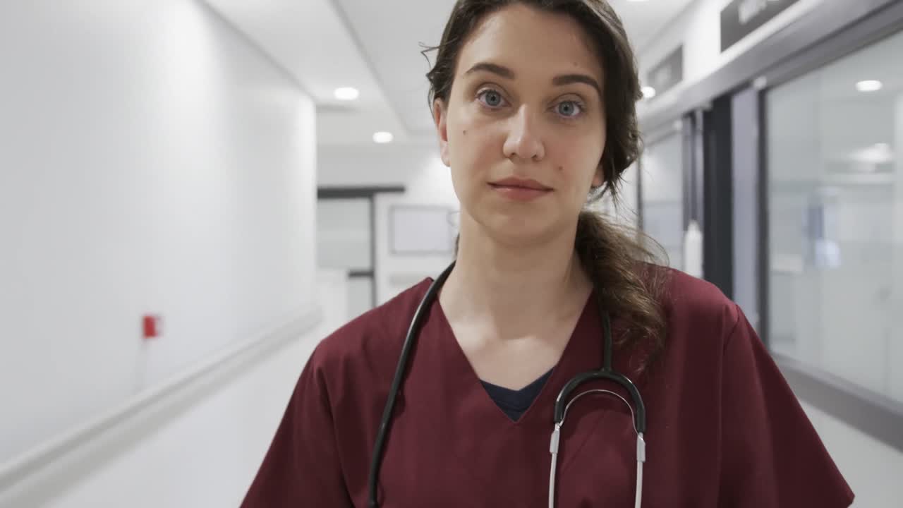 retrato de una feliz doctora caucásica en el pasillo del hospital, cámara lenta