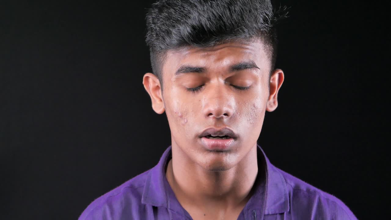 놀란 표정을 가진 십대 소년