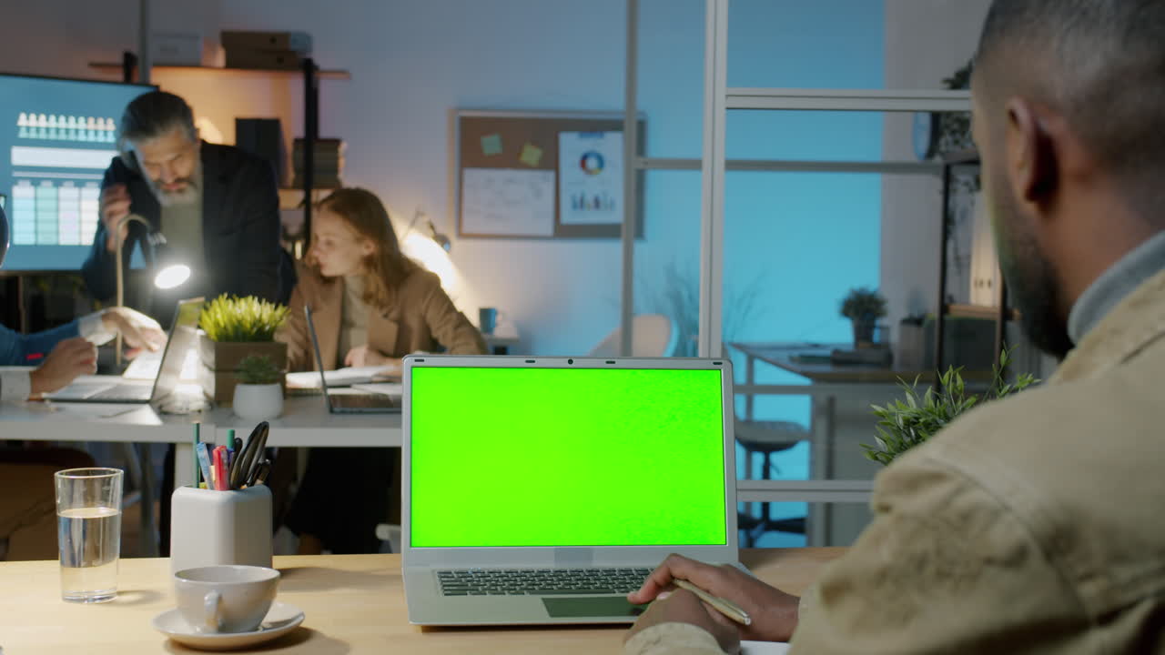 reunión de equipo por la noche