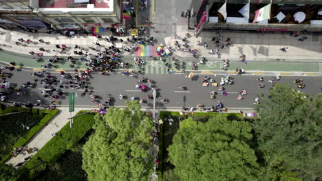 Toma-Aérea-De-Una-Persona-Ondeando-La-Bandera-Del-Orgullo-Gay-En-El-Desfile-Del-Orgullo-Gay-En-La-Ciudad-De-México