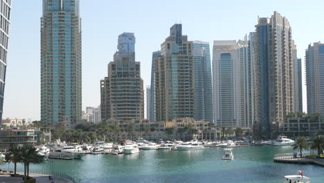 yates de recreo navegando en el puerto deportivo de dubai