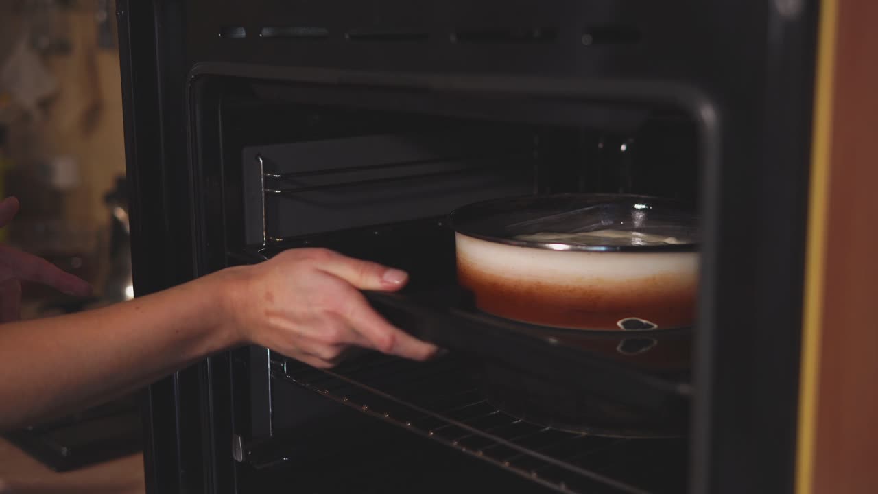 horneando un pastel en el horno