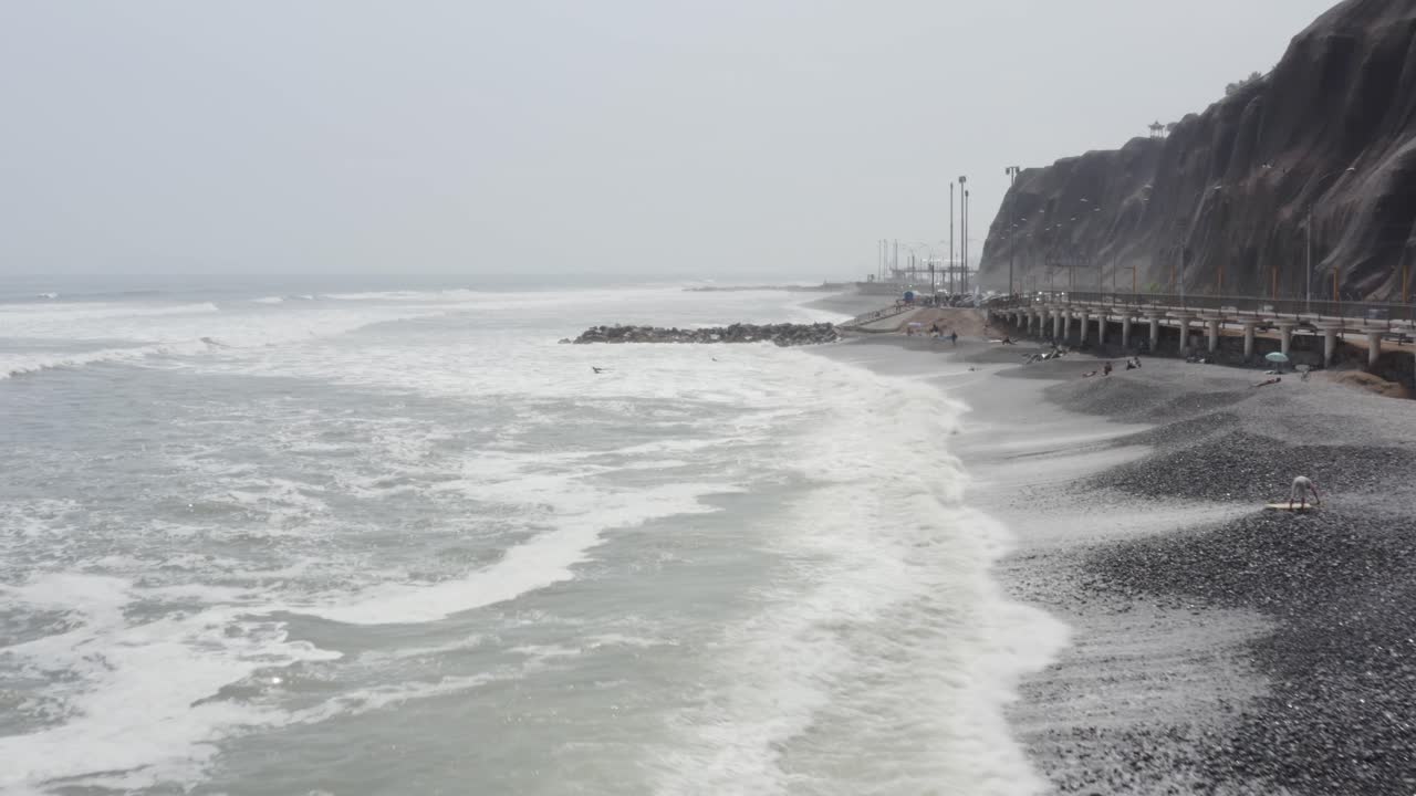 miraflores 녹색 해안 절벽과 앞으로 나아가는 해변 - drone uhd