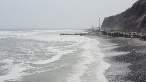 acantilado de la costa verde de miraflores y playa avanzando - drone uhd