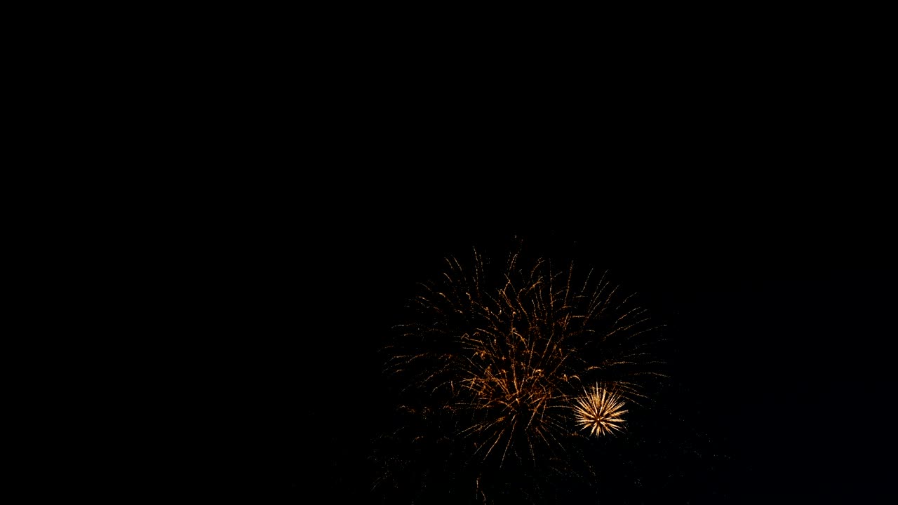 Bellissimi fuochi d'artificio per la celebrazione della festa della città, spettacolo pirotecnico nel cielo notturno