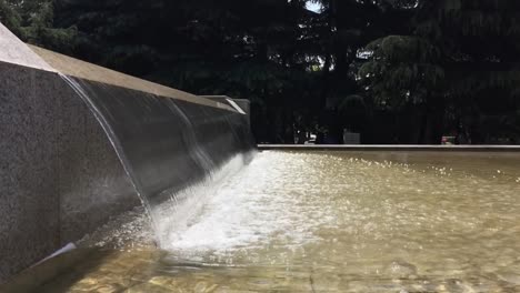 Waterfall-wall-in-Longhua-Gardens-Park,-Shanghai,-China-in-slow-motion