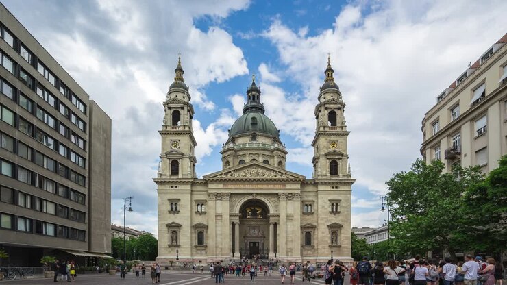 Timelapse di turisti in visita alla Basilica di Santo Stefano o Cattedrale di Budapest nella città di Budapest, Ungheria