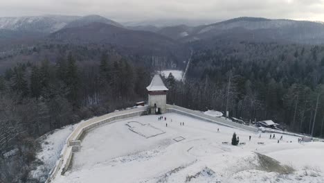 vuelo de proximidad cerca de la ruina de la ciudadela de rasnov en rumania, durante el invierno