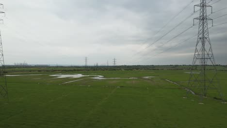 Vista-Aérea-De-Torres-De-Electricidad-Y-Líneas-Eléctricas