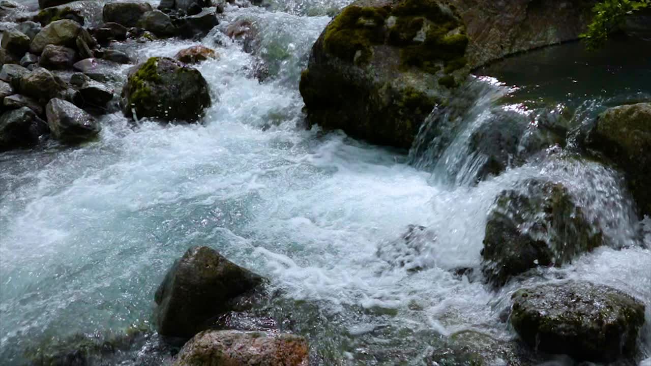 agua de río de montaña con un primer plano en cámara lenta