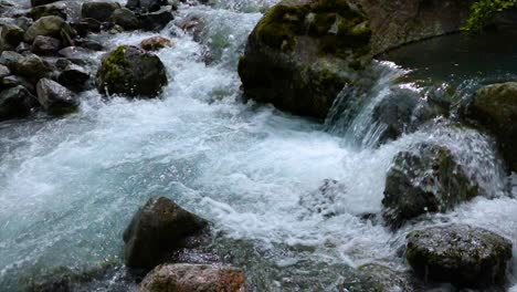 Agua-Del-Río-De-Montaña-Con-Primer-Plano-En-Cámara-Lenta