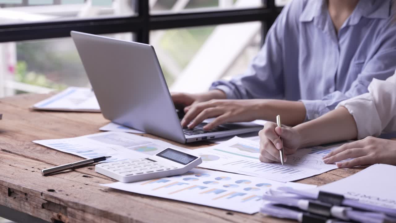 joven creativo tormenta de ideas de negocios reunión planificación de negocios idea de diseño