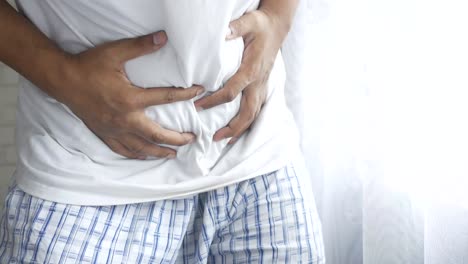 hombre con dolor abdominal