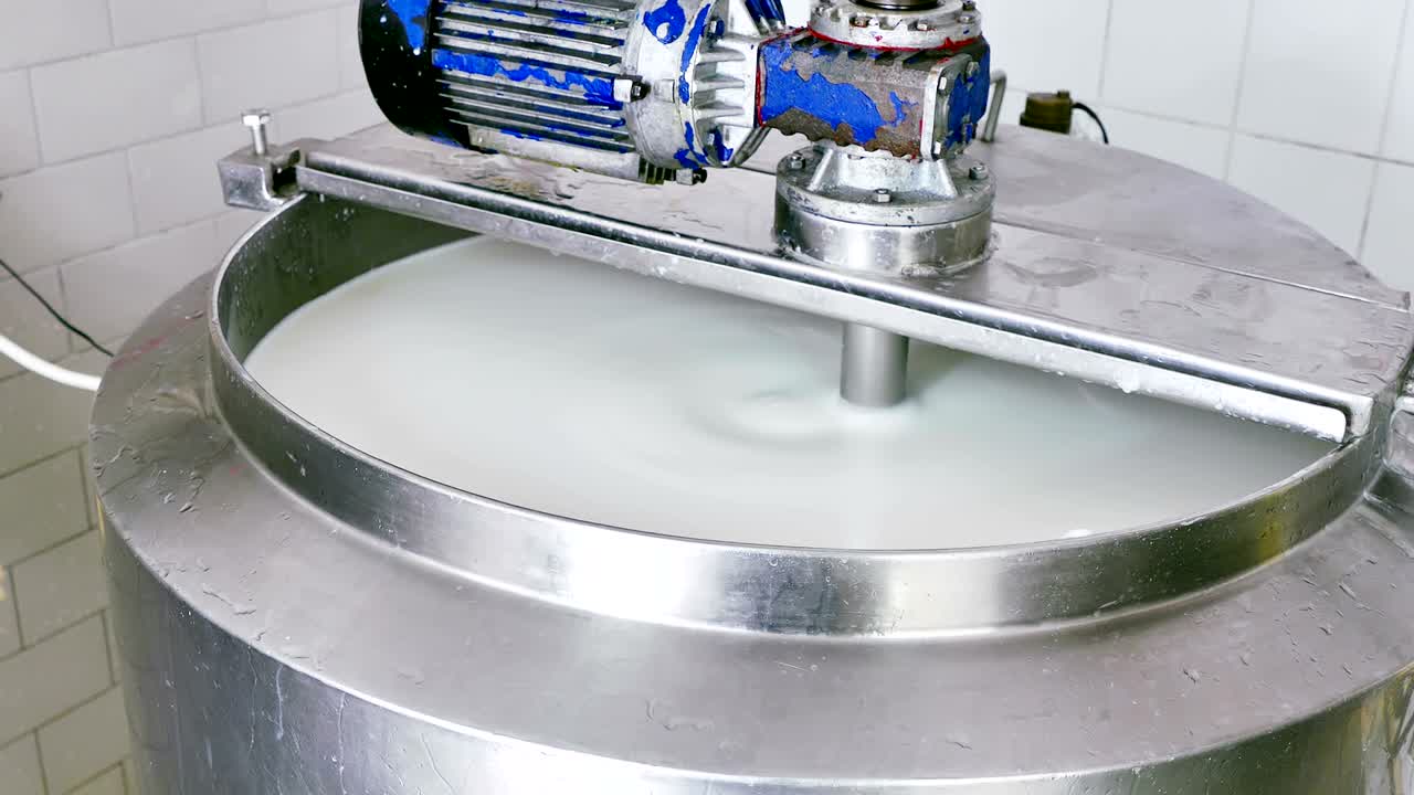 producción de queso en la industria láctea