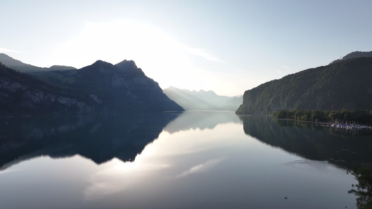 Dağlarla çevrili Walensee Gölü'nde büyülü bir sabah.