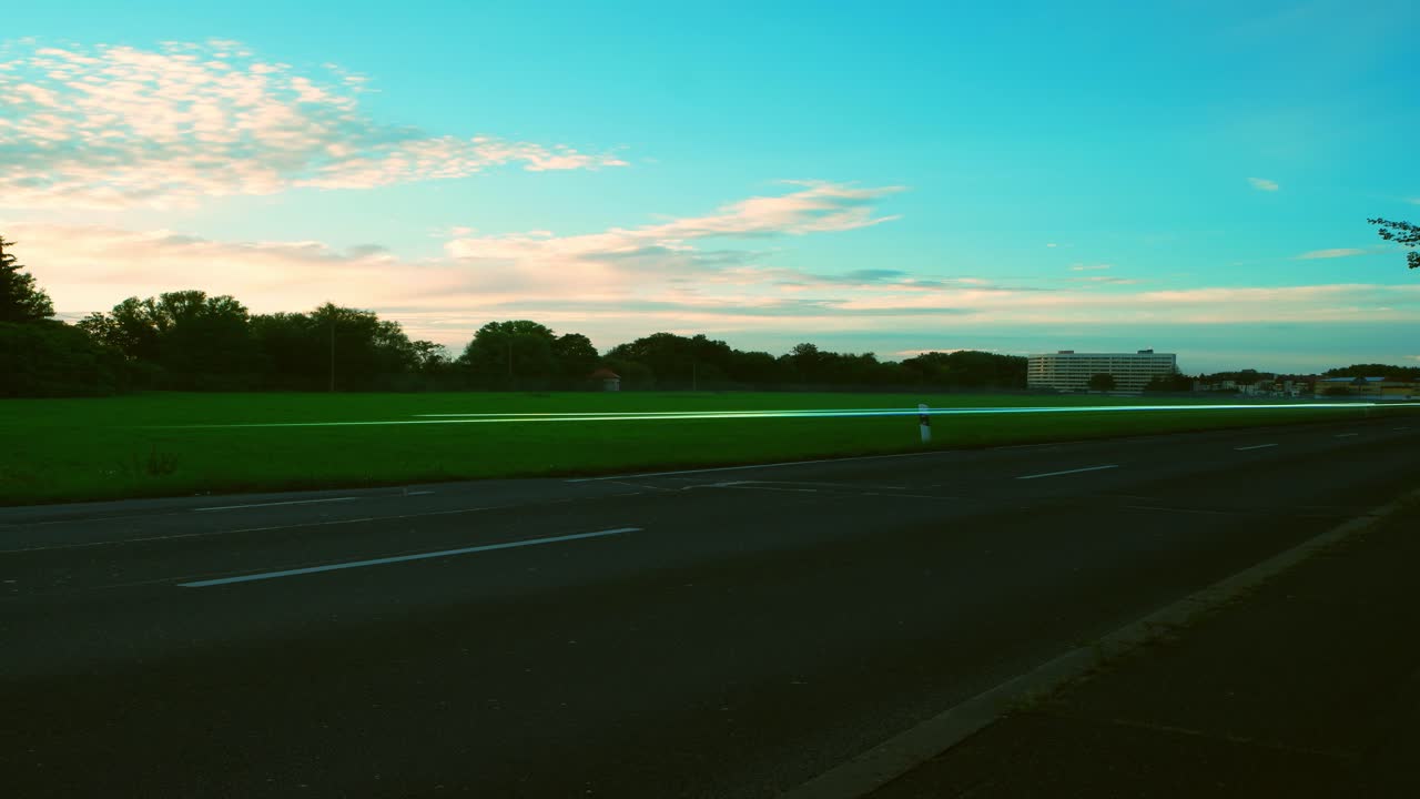 도로에서 구름과 해가 지는 시간