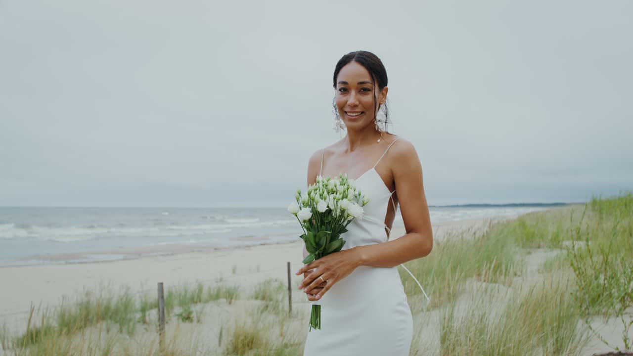 Sposa con bouquet sulla spiaggia