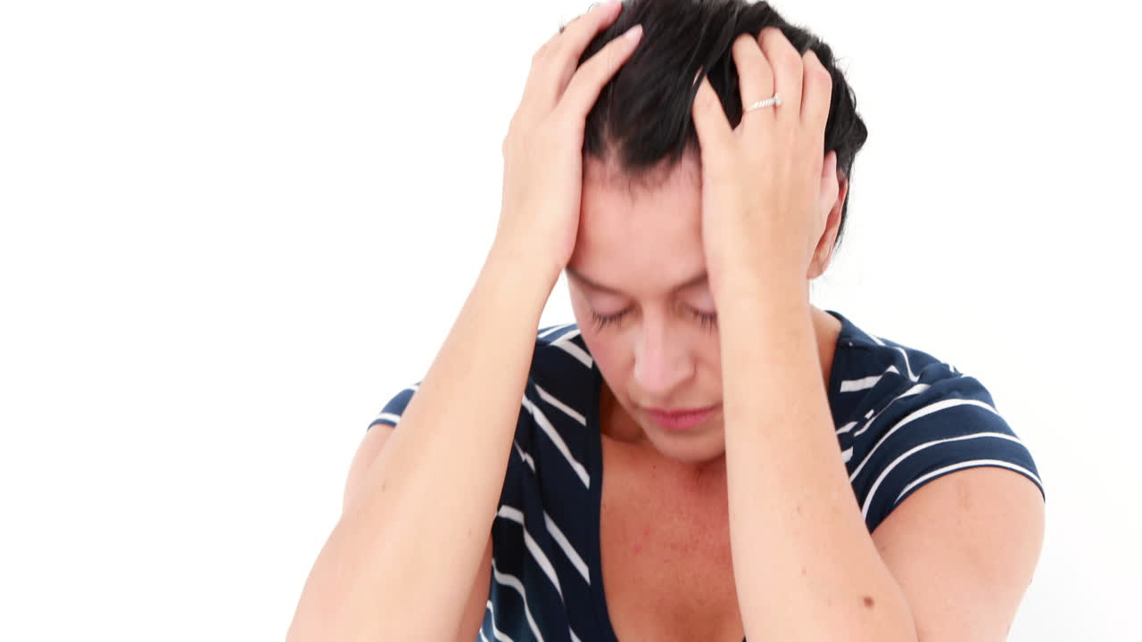 슬픈 여자가 손에 머리를 들고 앉아 있다